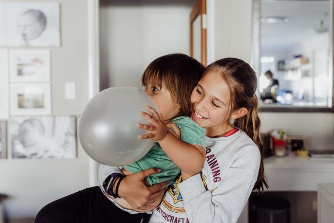 20190406-DSC_9883 Girl picking up her brother who is holding a balloon with Perth lifestyle family photographer