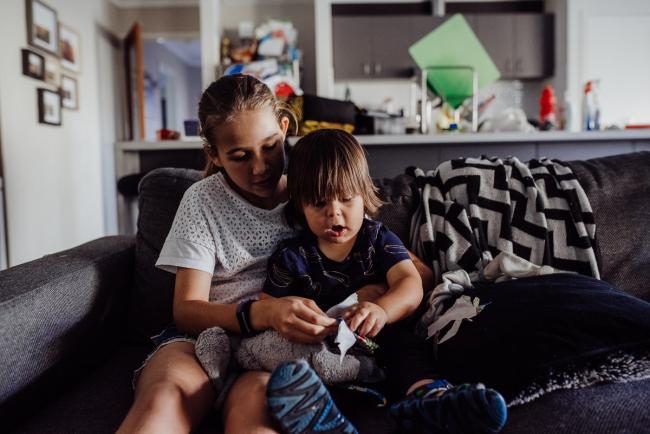 20190412-DSC_1631 Girl helping her little brother open his birthday presents with Perth lifestyle family photographer