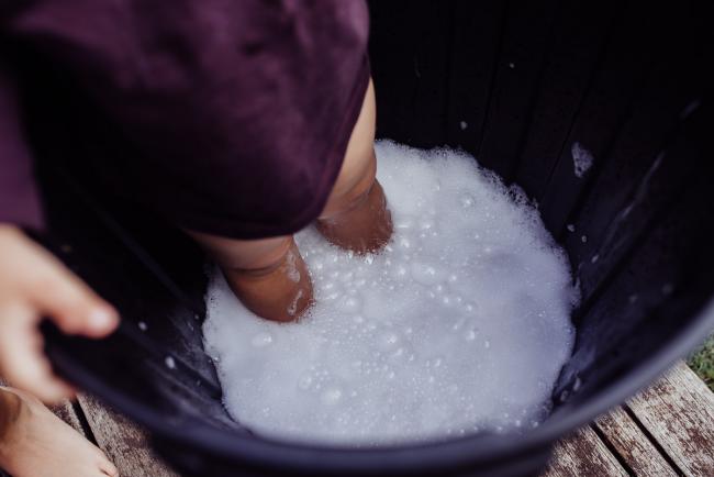 20190416-DSC_1696 Little boys legs in a bucket of bubbly water with Perth family photographer