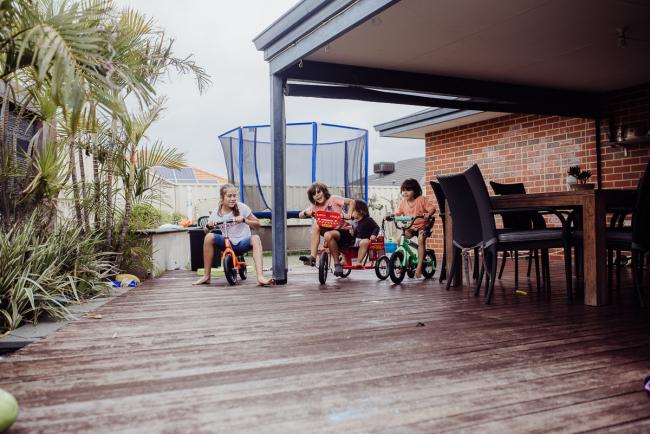 20190416-DSC_1704 Kids on their bikes having a race with Perth family photographer