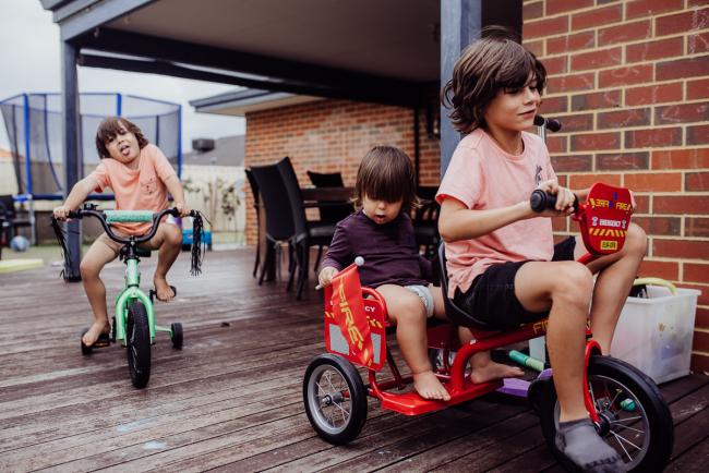 20190416-DSC_1717 Kids on bikes in the backyard with Perth family photographer