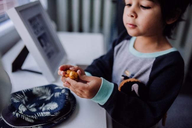 20190421-DSC_1826 Little boy holding easter eggs with family photographer Perth