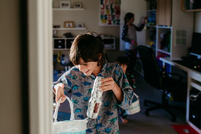 20190421-DSC_2006 Boy laughing as he holds an easter egg with family photographer Perth