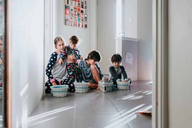 20190421-DSC_2061 Four kids sitting on the floor with their easter baskets with family photographer Perth