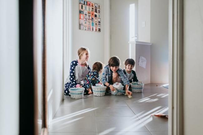 20190421-DSC_2083 Four kids sitting on the floor with their easter baskets with family photographer Perth