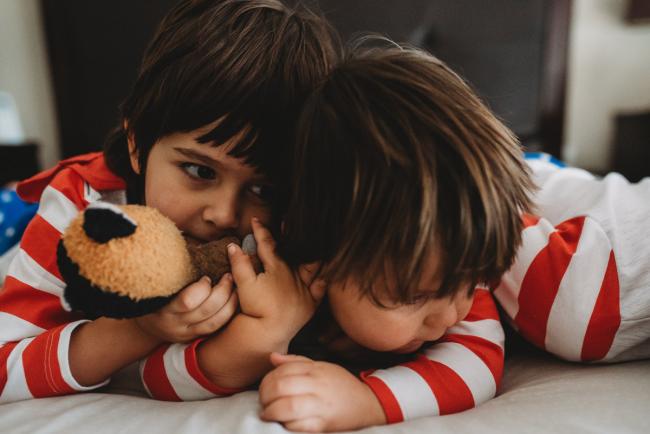 20190422-DSC_2441 Two brothers cuddling with family photographer Perth