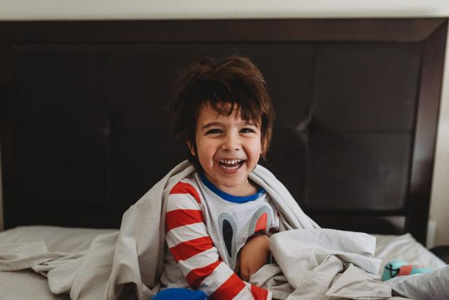 20190422-DSC_2485 Boy laughing on the bed with family photographer Perth