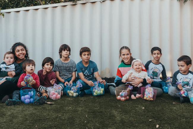 20190422-DSC_2654 Group of kids sitting on the grass with Perth family photographer