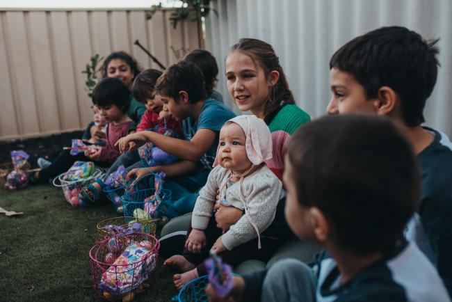 20190422-DSC_2682 Group of kids sitting on the grass with Perth family photographer