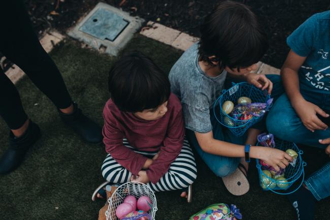 20190422-DSC_2718 Little boys sitting on the grass with easter egg baskets with Perth family photographer