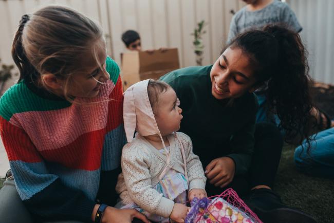 20190422-DSC_2746 Little baby girl sitting in the middle of two older girls with Perth family photographer