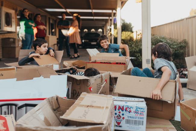 20190422-DSC_2820 Group of kids playing inside cardboard boxes with Perth family photographer