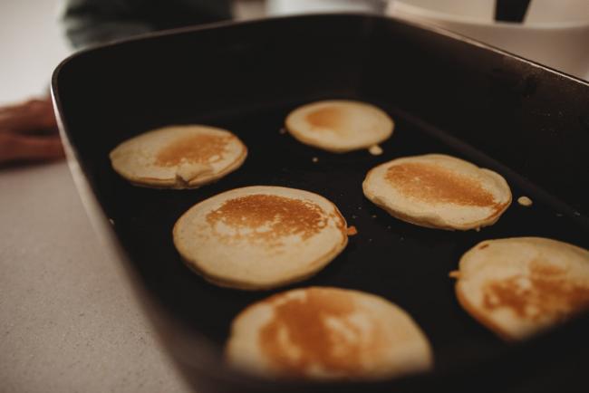 20190616-DSC_4928 Pancakes in a pan with Perth family lifestyle photographer