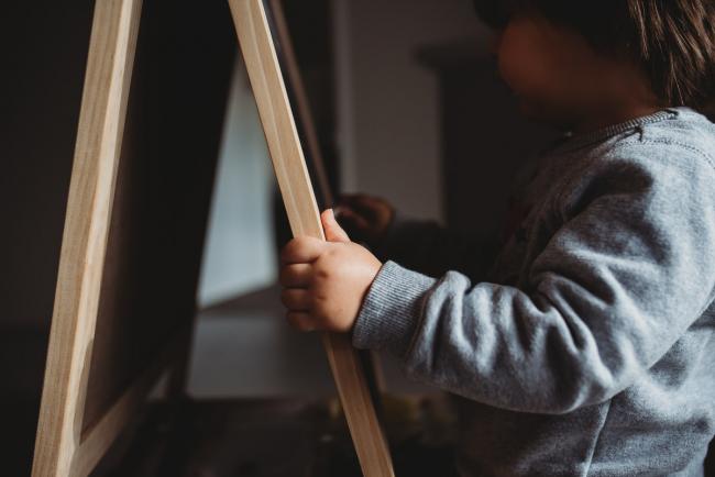 20190620-DSC_8044 Little boy holding onto an easel with Perth family photographer