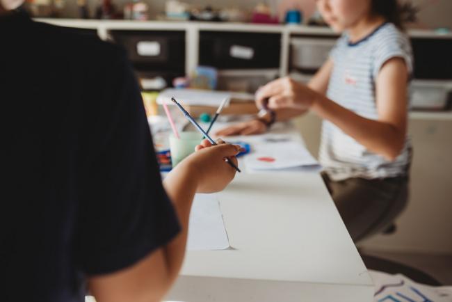 20190622-DSC_8073 Girl and boy painting at the table with Perth family photographer