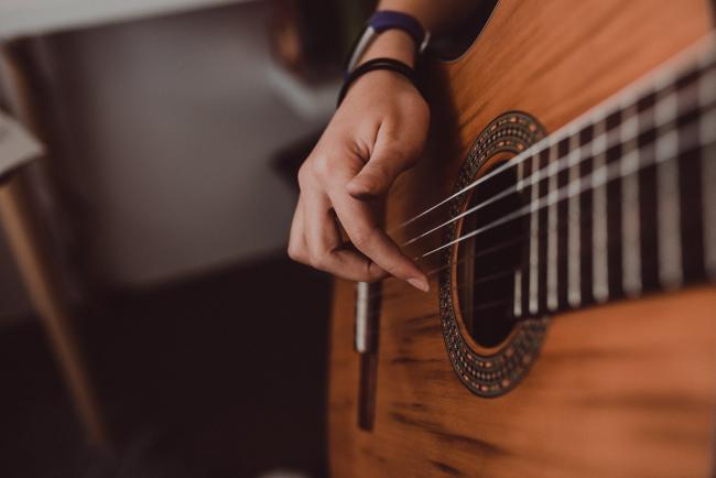 20190622-DSC_8084 Girls fingers strumming guitar with Perth family lifestyle photographer