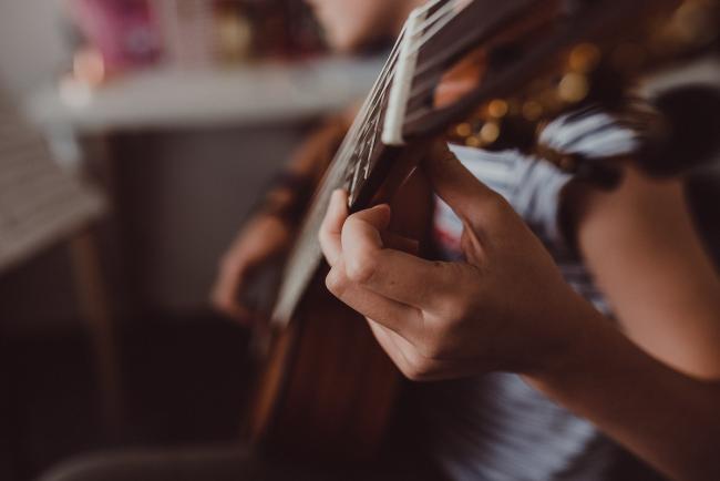 20190622-DSC_8086 Close up of girl playing guitar with Perth family lifestyle photographer