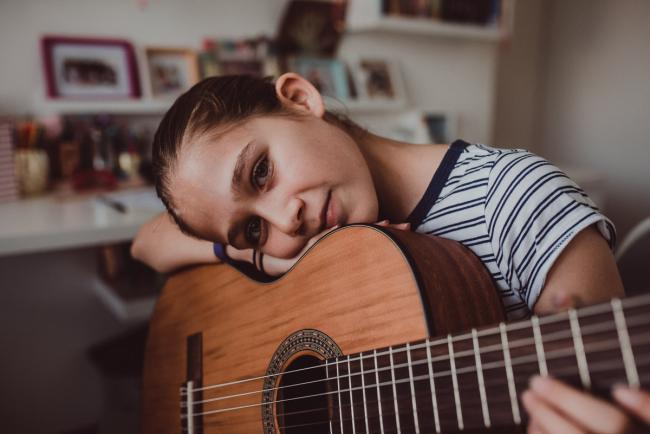 20190622-DSC_8104 Girl resting her head on her guitar with Perth family lifestyle photographer