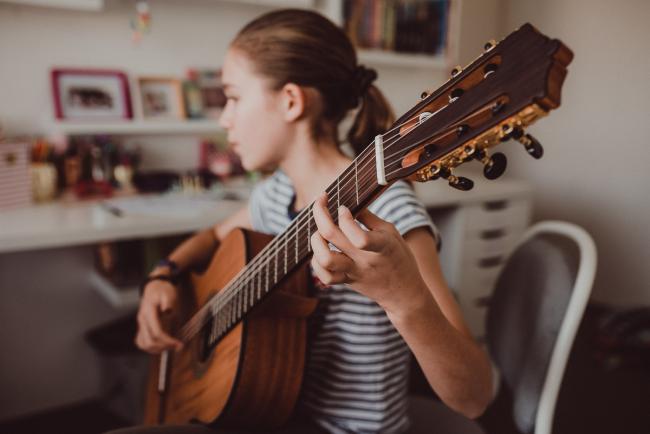 20190622-DSC_8110 Girl playing guitar with Perth family lifestyle photographer