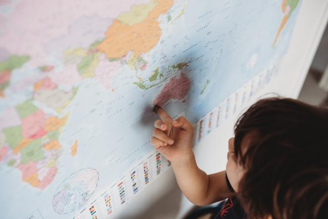20190622-DSC_8166 Little boy pointing to Australia on a map with Perth family lifestyle photographer