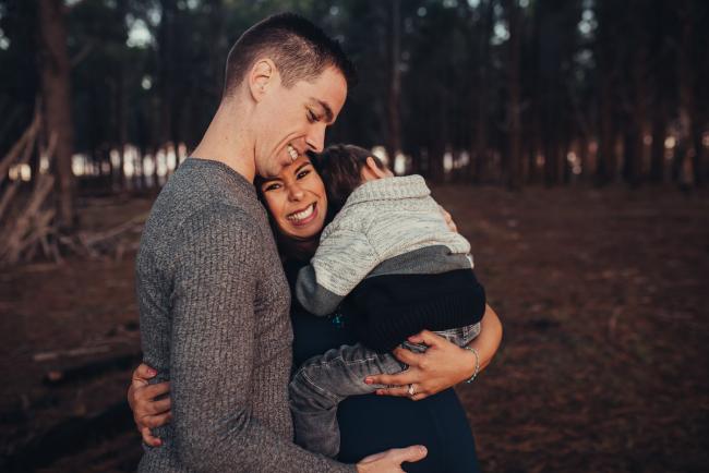 Perth-Maternity-Photographer-The-Pines-26-of-48 Family of three hugging with Perth maternity photographer at The Pines