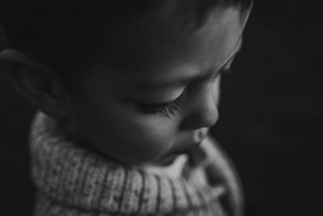 Perth-Maternity-Photographer-The-Pines-41-of-48 Black and white close up of boy's eyelashes with Perth family photographer at The Pines