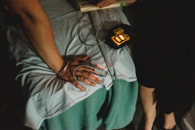 Labouring mothers hand on the hospital bed with Perth Birth Photographer at The Family Birthing Centre