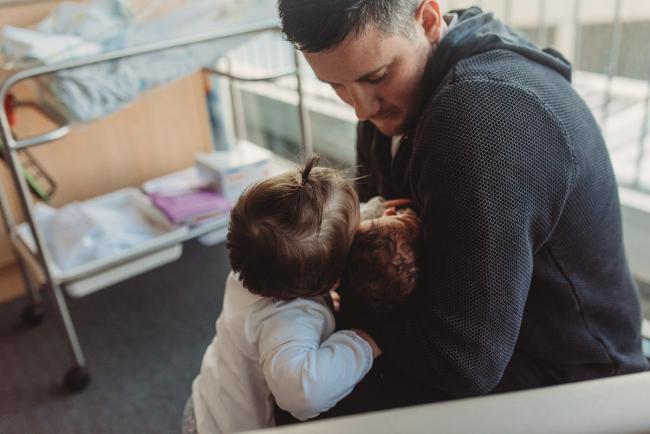 Newborn-and-Fresh-48-Photographer-Perth-SJOG-Mt-Lawley-10-of-51 Father holding new baby as toddler rests head on baby with Perth Fresh 48 photographer at SJOG Mt Lawley