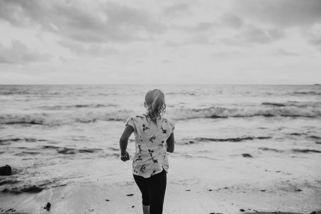 Family-Photographer-Perth-Burns-Beach-51-of-57 Black and white image of back of girl at Burns Beach with Perth Family Photographer