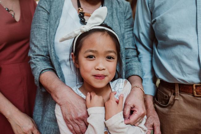 Little girl smiling during Perth extended family session at Hyde Park with Perth family photographer