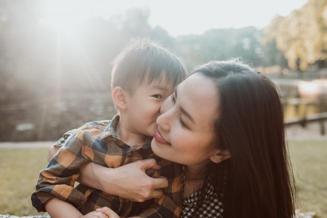 son kissing mother during Perth extended family session at Hyde Park with Perth family photographer