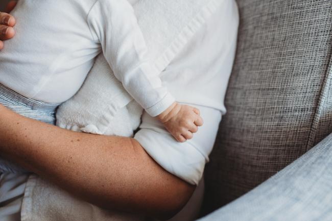 Newborn-Lifestyle-Photographer-Perth-7-of-50 baby's closed fist resting against mother's arm during Perth lifestyle newborn photography session