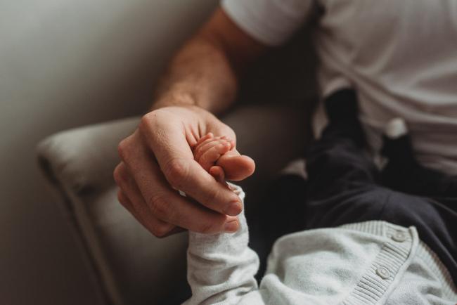 Father holding baby's hand with Perth Newborn photographer Alana Prosper Photography