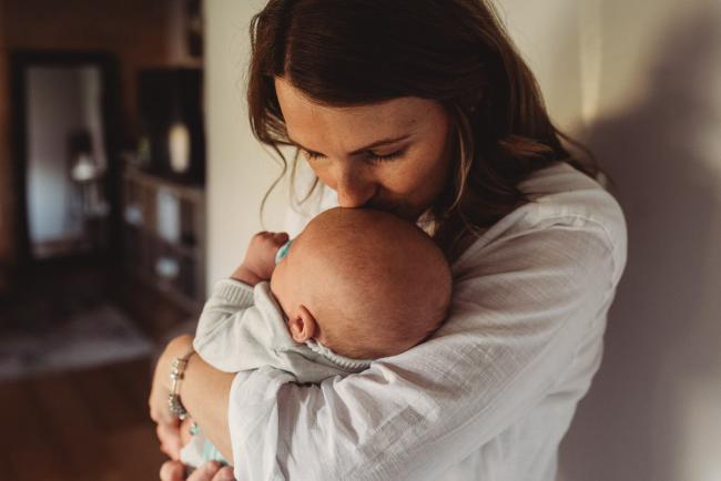 Mother kissing newborn baby with Perth Newborn photographer Alana Prosper Photography