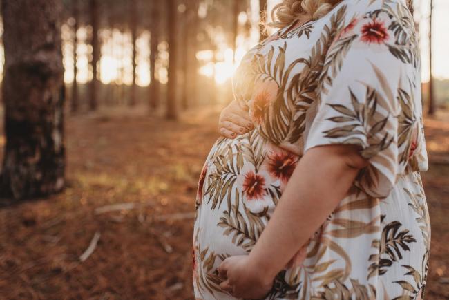 Close up of pregnant tummy at The Pines with Perth maternity photographer Alana Prosper Photography