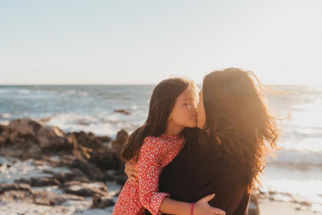 mother and daughter kissing with Perth family photographer Alana Prosper Photography at Burns Beach