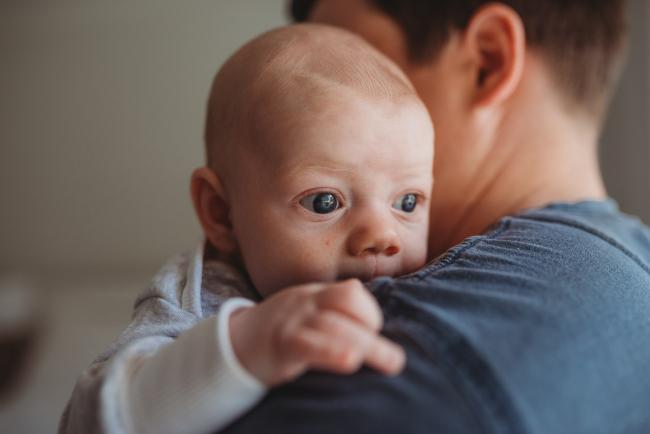 Perth-Newborn-Photographer-Alana-Prosper-Photography-18-of-31 baby looking over dad shoulder with Perth lifestyle newborn photographer Alana Prosper Photography