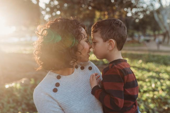 mother and son nose kissing with Perth family photographer Alana Prosper Photography at Hyde Park